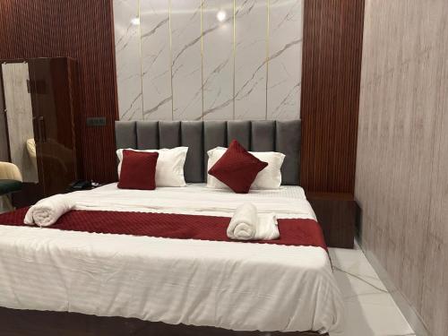 Ένα ή περισσότερα κρεβάτια σε δωμάτιο στο Shree Vishwanath Retreat Premium And Deluxe Rooms