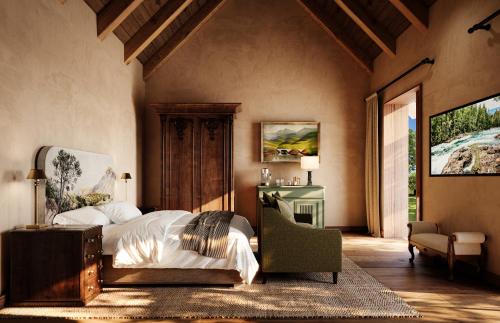 ein Schlafzimmer mit einem Bett, einem Schreibtisch und einem Stuhl in der Unterkunft Blaauwklippen Manor by NEWMARK in Stellenbosch