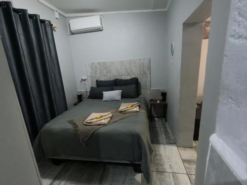 Postel nebo postele na pokoji v ubytování Makhonjwa Rose Barberton