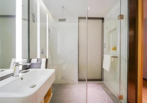 Koupelna v ubytování Borrman Hotel Zhaoqing Sihui Tianguangxu Jade City