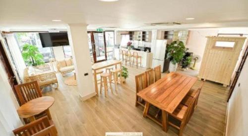 ein Wohnzimmer mit einem Holztisch und Stühlen in der Unterkunft Chiangkhan Town Hotel in Chiang Khan