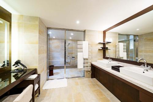 a bathroom with two sinks and a shower at Hyatt Regency Hakone Resort and Spa in Hakone