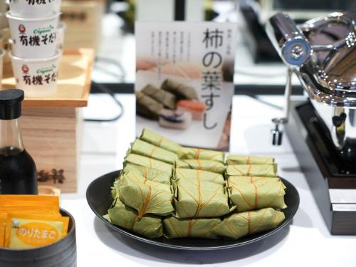 奈良市にあるスーパーホテル奈良 新大宮駅前のカウンターの上に座った食器