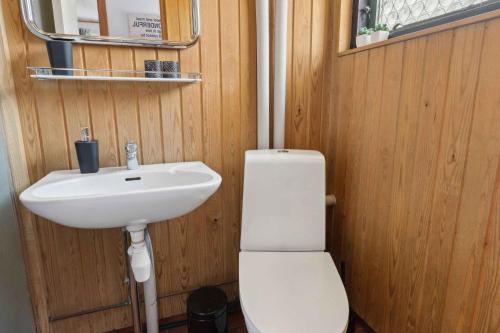 Vannituba majutusasutuses Cozy Holiday Home Near Beach And Town Life