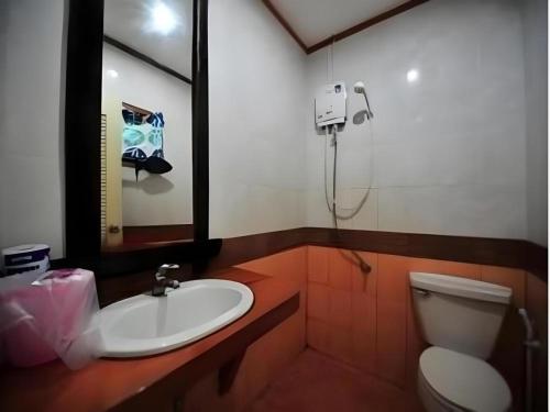 ein Badezimmer mit Waschbecken, Dusche und Toilette in der Unterkunft Phuttachot Resort in Ko Phi Phi