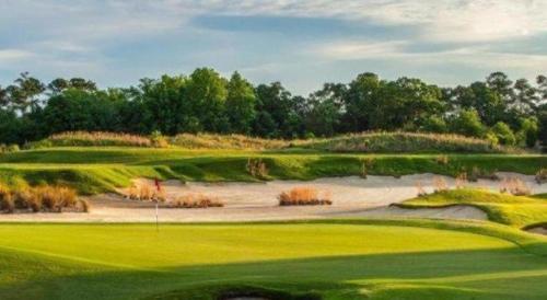 ein Blick auf einen Golfplatz mit einem Grün in der Unterkunft True Blue Golf Resort in Pawleys Island