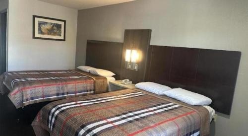 une chambre d'hôtel avec deux lits dans une chambre dans l'établissement Scottish Inns Augusta, à Augusta