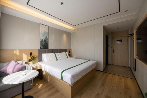 Postel nebo postele na pokoji v ubytování GreenTree Inn Shenyang Tiexi Huaxiang Road Metro Station Express Hotel