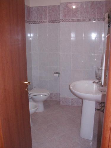 a bathroom with a toilet and a sink at Hotel San Giorgio in San Nicola Arcella