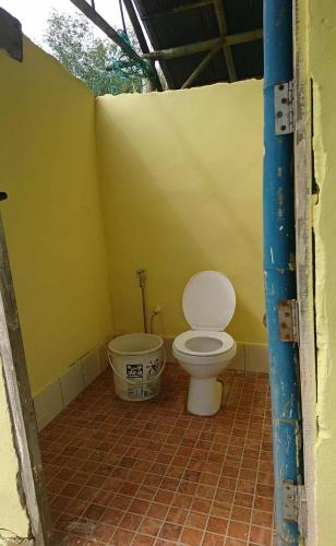 a bathroom with a toilet and a bucket at Gaarawe, Khao Sok, Surat Thani Province, Thailande in Ban Khong Hua Kwang