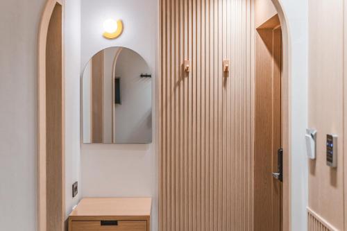 une salle de bain avec un lavabo et un miroir dans l'établissement Gyeongju Hotel Gonggan, à Gyeongju