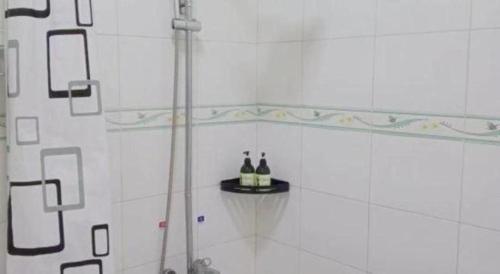 zwei Flaschen Wein auf einem Regal im Badezimmer in der Unterkunft Beret B & B in Tengchong