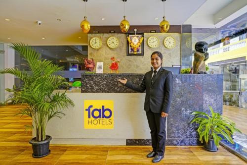 um homem de fato em frente a uma loja em Hotel Mild Inn em Calangute