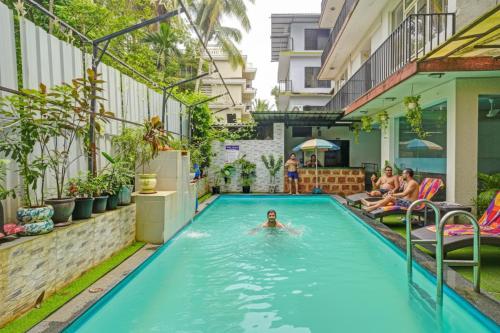 uma criança nadando em uma piscina em um prédio em Hotel Mild Inn em Calangute
