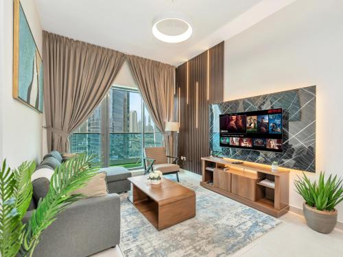 Modern 1BR Near Burj Khalifa with Rooftop Pool, City & Canal Views, Free Parking