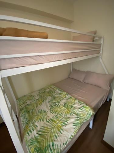 Ένα ή περισσότερα κρεβάτια σε δωμάτιο στο La Mari Staycation 2bedroom at Prisma Residences