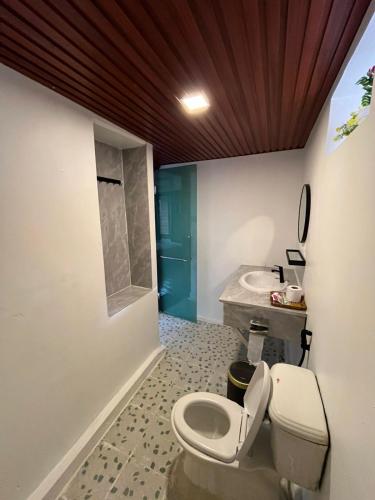 Bilik mandi di Roomy Bungalows