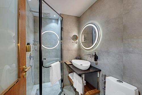 een badkamer met een wastafel en een douche bij Hays AIR By Ahuja Residences - Golf Course Ext Road & Sector 51 in Gurgaon