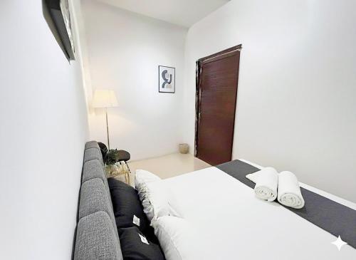 Ένα ή περισσότερα κρεβάτια σε δωμάτιο στο NOOK INN Hidden Gem Old Quarter