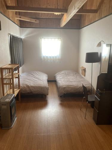 Zimmer mit 2 Betten und TV in der Unterkunft Cottage Akagera in Wada