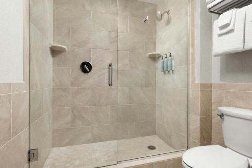 ein Badezimmer mit Dusche und Toilette in der Unterkunft Courtyard by Marriott Anaheim Theme Park Entrance in Anaheim