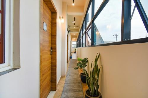 einen Flur eines Hauses mit Pflanzen in der Unterkunft Via Tiru Residency in Pune