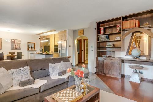 ein Wohnzimmer mit Sofa und Tisch in der Unterkunft Baita Dei Fiori - Happy Rentals in Bessé-Bas