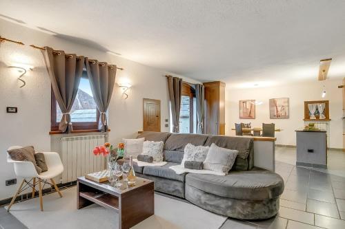 ein Wohnzimmer mit Sofa und Tisch in der Unterkunft Baita Dei Fiori - Happy Rentals in Bessé-Bas
