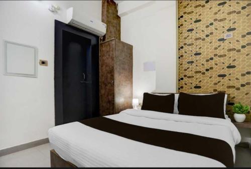 Voodi või voodid majutusasutuse Hotel O Railway Station Nathnagar Formerly Peepal Tree toas