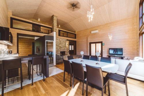 The lounge or bar area at Rannatamme Villa