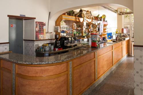 a bar in a restaurant with a counter at Residencial O TRINDADE in Águeda