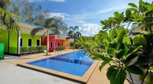 ein Swimmingpool vor einem Haus in der Unterkunft At night Airport Resort in Ban Bo Han