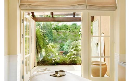 Zimmer mit einem Fenster und einem Tisch mit einem Teller in der Unterkunft Auberge du Soleil, An Auberge Resort in Zinfandel