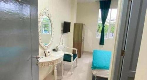 une salle de bain avec un lavabo et un miroir dans l'établissement Wijaya Imperial Hotel, à Demangan