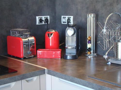 - un comptoir de cuisine avec des appareils installés au-dessus dans l'établissement Le Turenne, à Bordeaux