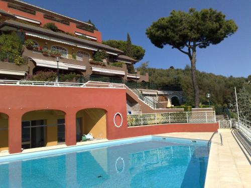 una gran piscina frente a un edificio en Appartamento Beautiful Panorama, en Rapallo