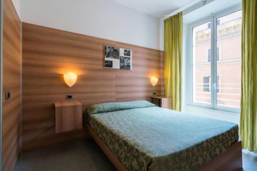 - une chambre avec un lit et une fenêtre dans l'établissement Residence Europa, à Rome