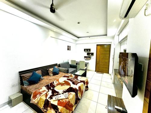 een slaapkamer met een groot bed en een bank bij luxury studio sector 74 in Noida
