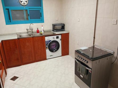 Η κουζίνα ή μικρή κουζίνα στο Splendid 3-Bedroom Apartment near Buhaira Corniche