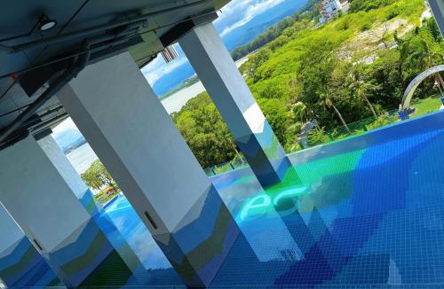 Πισίνα στο ή κοντά στο Home By Sea Bay Suites 33