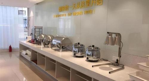 - un comptoir de cuisine avec de nombreux casseroles et poêles dans l'établissement City Comfort Inn Dangtu High Speed East Railway Station RT-Mart, à Dangtu