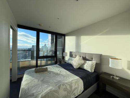 Postel nebo postele na pokoji v ubytování Prime location in Southbank - Wrap