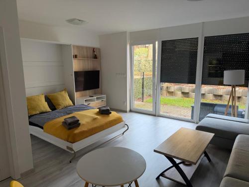 ein Schlafzimmer mit Bett und ein Wohnzimmer in der Unterkunft Ubytování Javorská in Železná Ruda