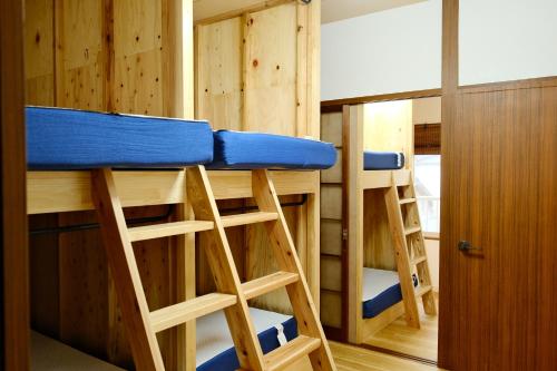 Palanda nebo palandy na pokoji v ubytování Out of Office Hostel by 旅路