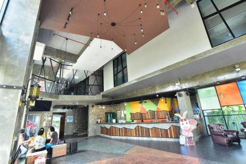 eine Gruppe von Menschen, die in einer Lobby sitzen in der Unterkunft Ps Extra Hotel in Ban Kohong