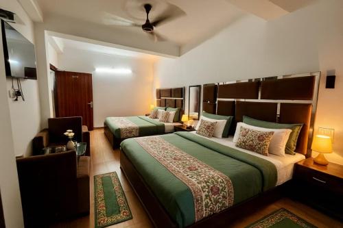 Ένα ή περισσότερα κρεβάτια σε δωμάτιο στο The Ambience Resort, Nainital - A Hidden Gem Away From City Hustle