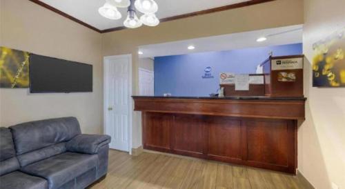 ein Wartezimmer mit einer Kasse und einer Couch in der Unterkunft Best Western Fairwinds Inn in Cullman