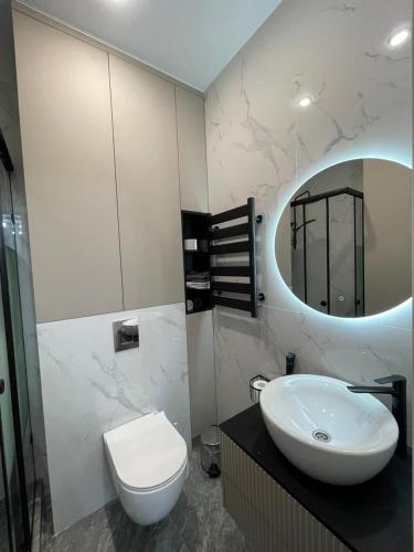 Koupelna v ubytování ЖК Dostar Sky Apartment 13