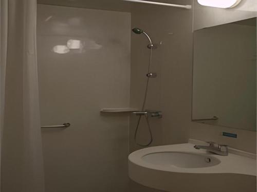 ein Badezimmer mit Waschbecken und Spiegel in der Unterkunft Jinjiang Inn Wuhu High-Speed Railway Station West Square in Wuhu