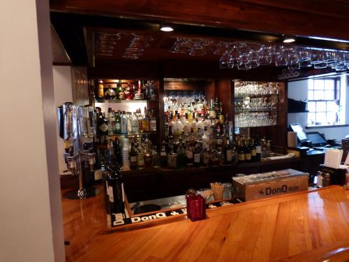 un bar con un montón de botellas de alcohol en Old City House Inn and Restaurant en Saint Augustine